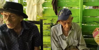 Dos abuelitos en un campo
