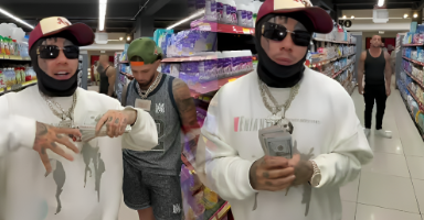 Tekashi 69 ayuda a 200 familias en RD