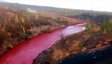 El Misterio del Río Nilo color de rojo