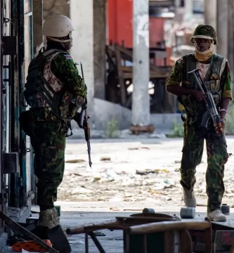 Policías de Kenia se enfrentan a bandas armadas por primera vez desde su llegada a Haití
