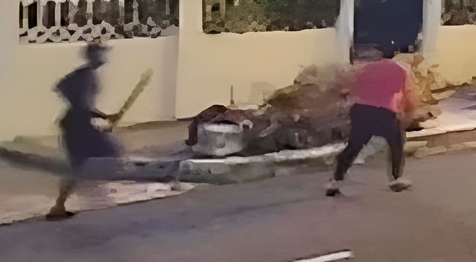 A una mujer en la zona universitaria