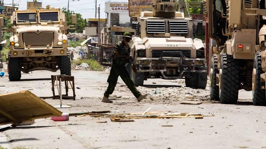 Policías de Kenia se enfrentan a bandas armadas de Haití