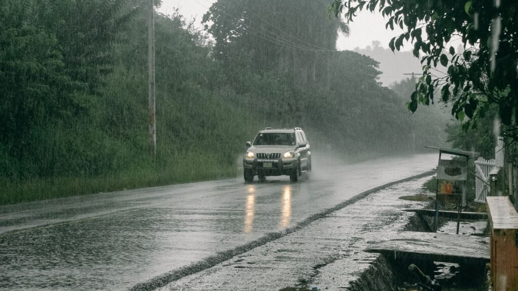 Onda tropical y vaguada provocarán aguaceros sobre el país
