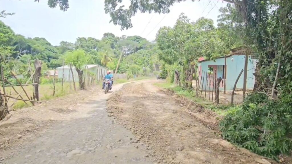Ciudadanos piden asfaltado de carretera en Guayabo
