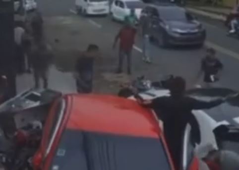 Golpean a puñetazos a conductor  que chocó a hombre en el Ensanche La Fe