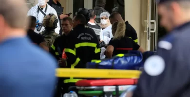 Profesor es herido de gravedad al ser atacado con cuchillo por dos alumnos