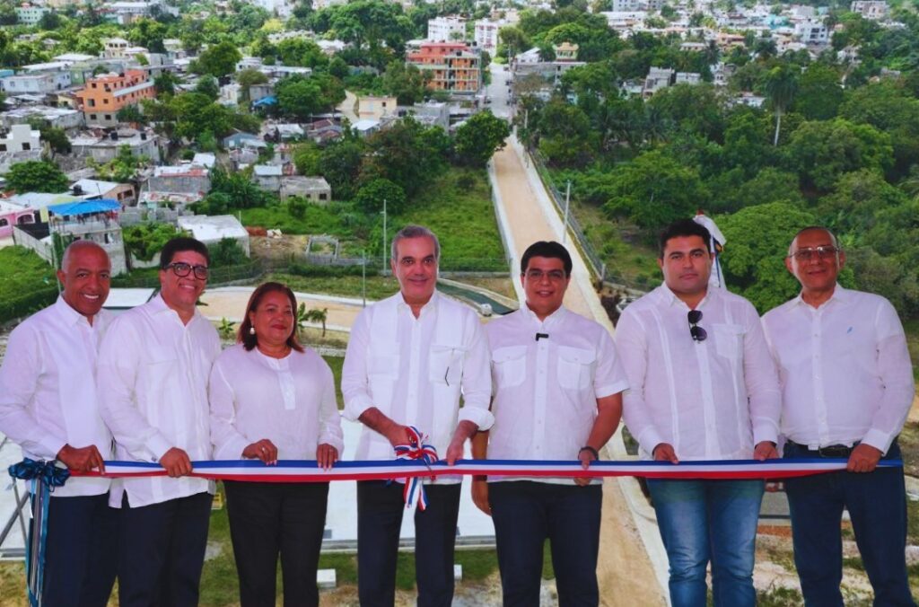 Abinader entrega remozada planta de tratamiento de Hainamosa