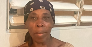 Mujer extraviada está en el departamento policial de Los Guaricanos