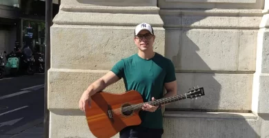 El cantante brasileño Ayres Sasaki murió electrocutado tras abrazar a una fanática