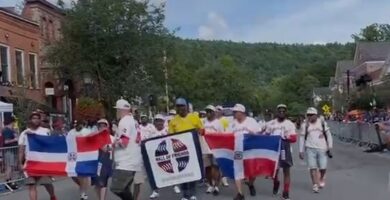 Con banderas en mano dominicanos desfilan en Cooperstown