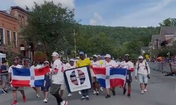 Con banderas en mano dominicanos desfilan en Cooperstown
