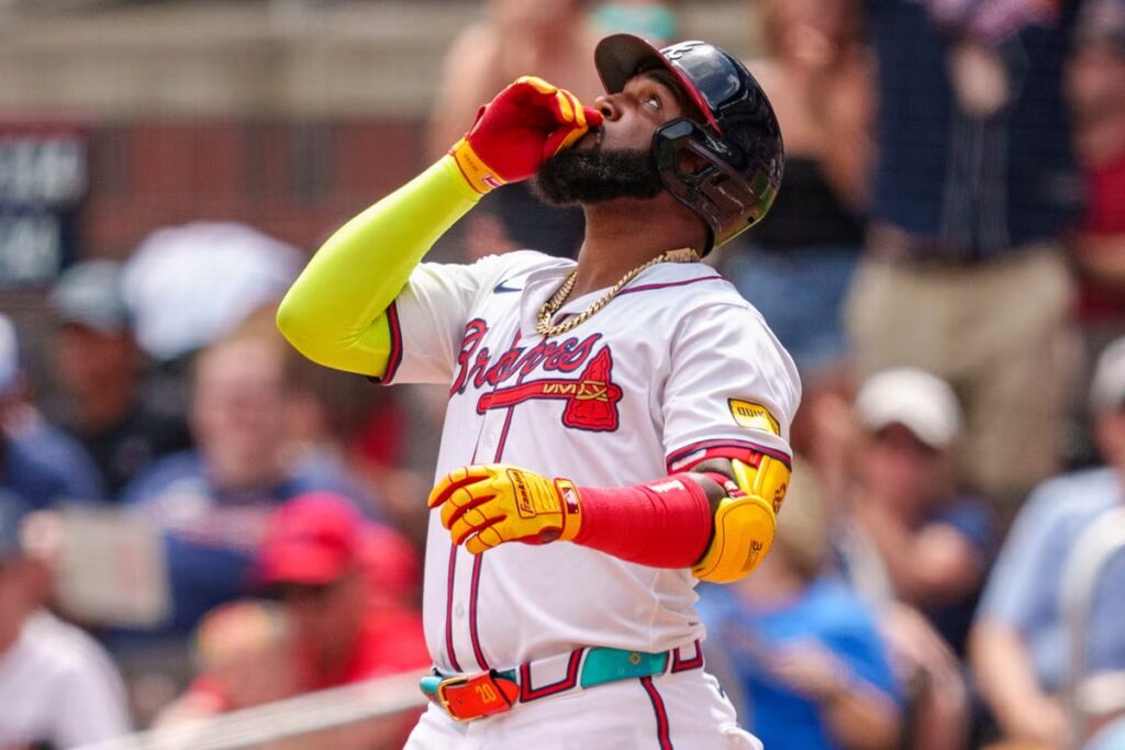 Albies empuja una carrera en la décima y Bravos remontan y vencen a Cardenales