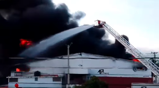 Incendio en la Zona Franca de Rafey