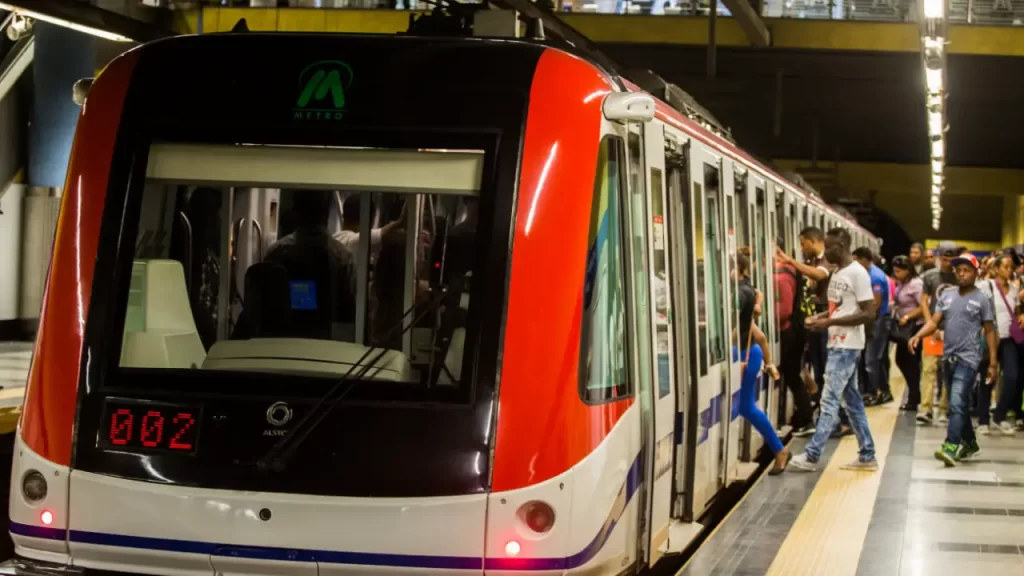 Dos mujeres en el Metro de Santo Domingo