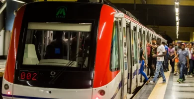 Dos mujeres en el Metro de Santo Domingo