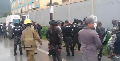 12 agentes policiales en la autopista Duarte