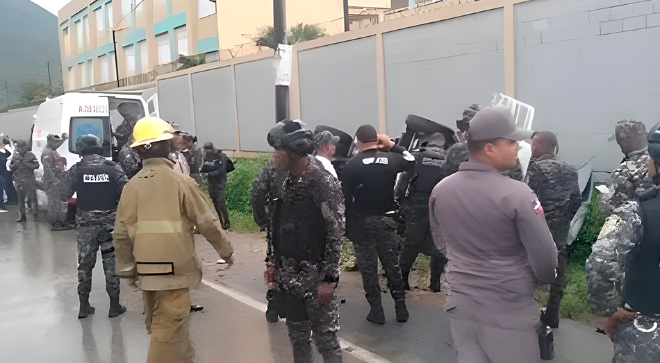 12 agentes policiales en la autopista Duarte