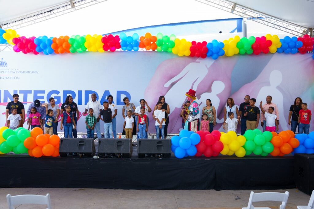 Dirección General de Migración entrega útiles escolares a hijos de colaboradores de la institución