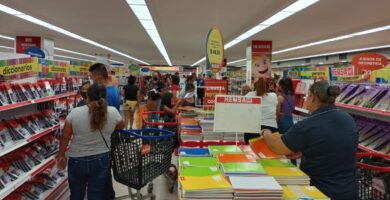 ¡A última hora! padres continúan abarrotando las tiendas en busca de útiles escolares