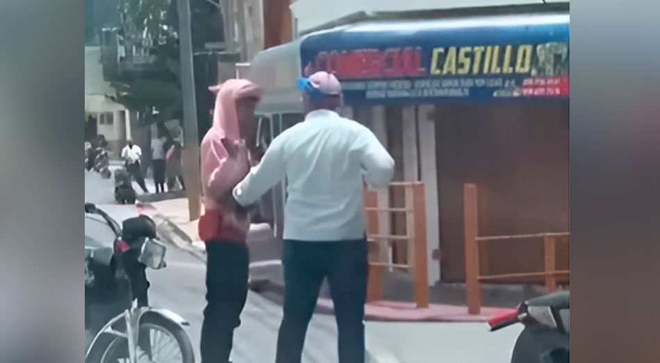 Un hombre a un motorista