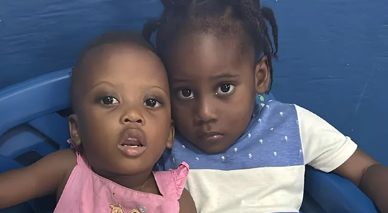 Dos niñas en San Cristobal