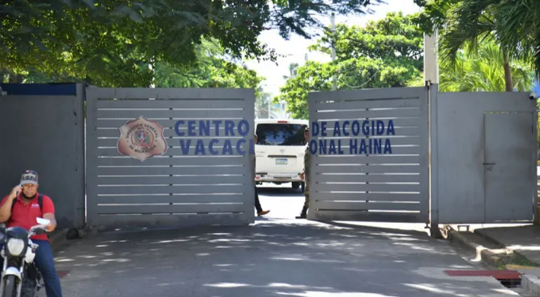 Frente al Centro de Retención de Extranjeros