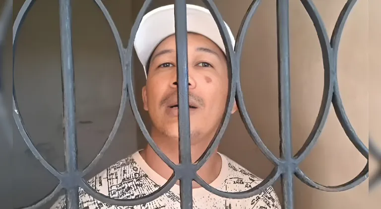 Un joven en la ciudad de Mao